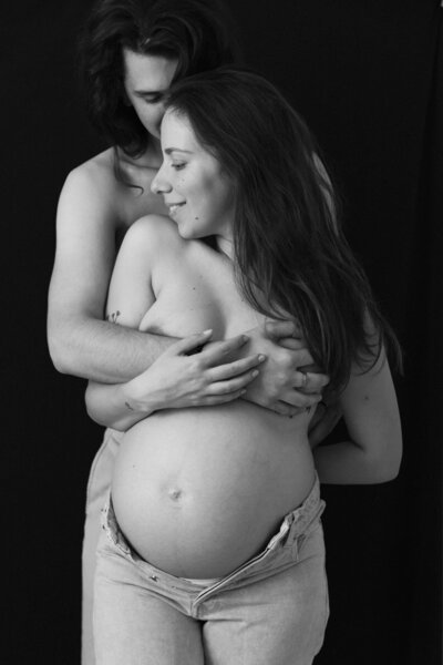 photographie de couple réalisée par studio sensigraphie photographe maternité à la tour du pin pendant une séance photo grossesse