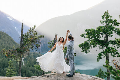 A gorgeous Camp Sherman Oregon Elopement by Bend Elopement Photographer Erica Swantek Photography