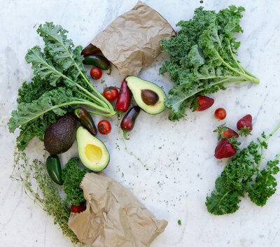 des légumes colorés sur une table