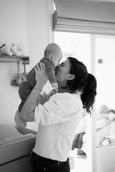 Babykamer - Moeder en baby knuffelen. 