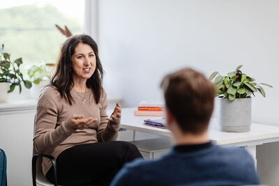 Clinical Psychologist Ronit Joel conducting a parenting support session