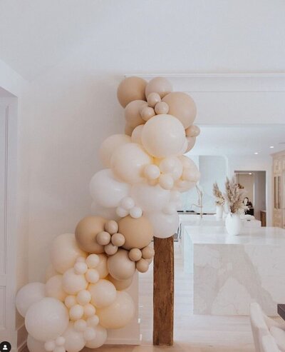 Neutral balloon decor