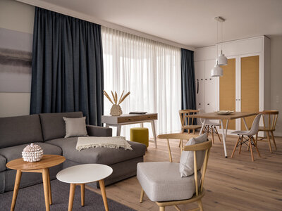 Wohn-und Essbereich  mit Couch, Schreibtisch im Family Living Apartment.