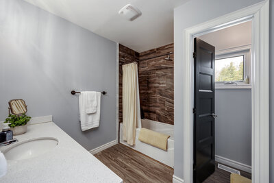 526 View Lake NEW main bath (1)