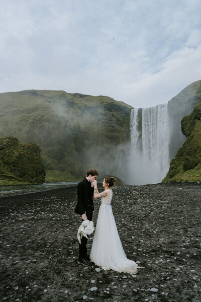 eloping couple at selfoss