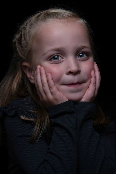 Lachend kind tijdens een spontane kinderportret fotoshoot in de studio van Studio 2Shoot in Eijsden