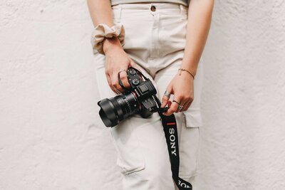 fotograf münchen hält kamera in der hand