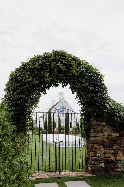 Minnesota wedding photographer capturing playful, true-to-life moments where your love takes the lead. Fun, relaxed, and timeless photography for real couples.