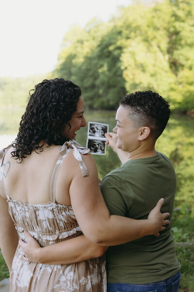 Poses and outfit ideas for pregnant moms at their maternity photoshoot