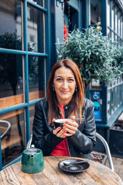 Chantal Dempsey is a leading life coach in the UK.  She enables men and women to free themsleves from what is holding them back and live their best lives.