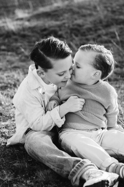 Familie portet in Leiden van twee broers die elkaar een zoen geven. 