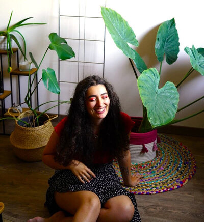 Photo portrait de la fondatrice du studio graphique indépendant Fenicia Studio, spécialisée dans la création d'identités visuelles et supports de communication.