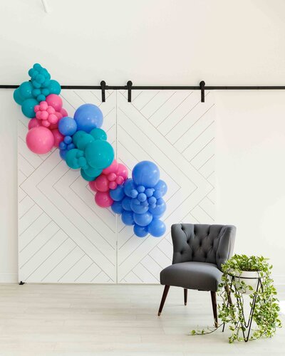 The perfect size for your event with air with flair decor balloon garland sizing guide for 8 ft installations. The guide ensures that your blue,pink,and green balloon garland will fit seamlessly into your space.