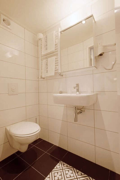 Magnifique_3_cabin_twin_bathroom_1