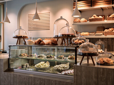 Blick in die Vitrine des Coffeeshops bagged im Hotel the breeze.