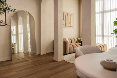 Luxe en comfortable fautueil met olijfboom en een organisch gevormde spiegel