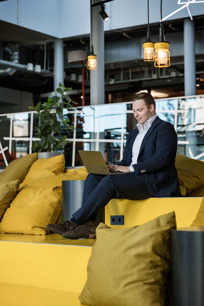Portret van consultant bij Bisnez,