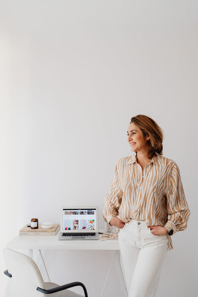 kaboompics_A woman works at her desk - home office