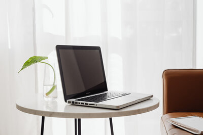 kaboompics_workspace-in-the-living-room-24038