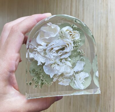 wedding flowers in resin arch