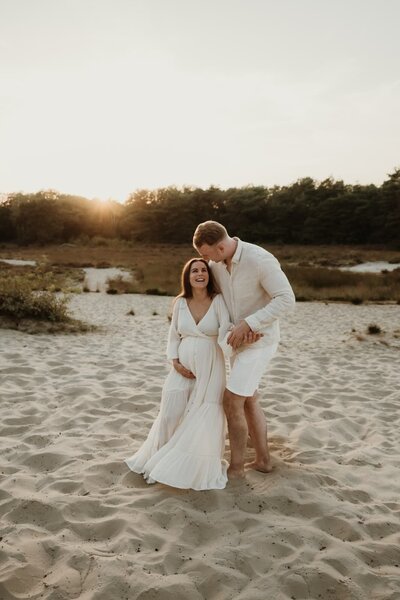 Mama en zoontje tijdens zwangerschapsshoot golden hour