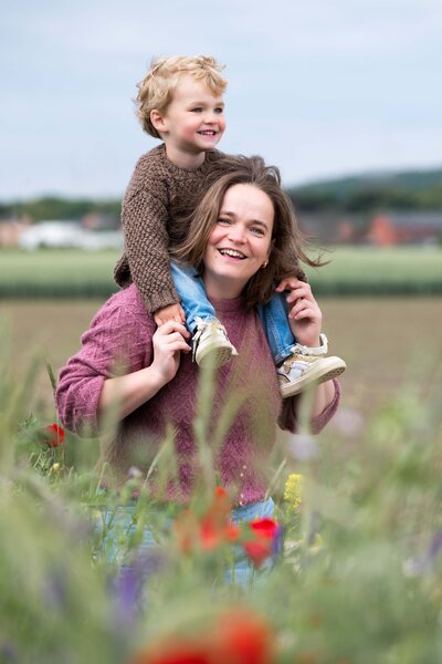 Spontane buitenshoot in de natuur met natuurlijk licht, vastgelegd door Studio 2Shoot op locatie in Zuid-Limburg.
