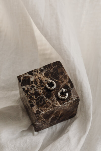 kaboompics_silver-jewelry-wood-and-marble-29609