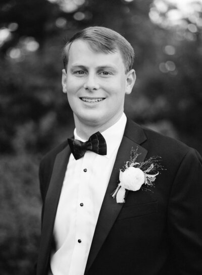 Wedding photos at the Birmingham Botanical Gardens by a Birmingham AL wedding photographer