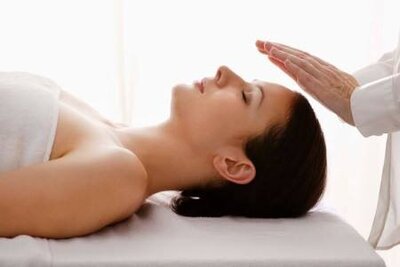 Ana, experienced Reiki practitioner and massage therapist in San Miguel De Allende with 10 years of practice, offering relaxing energy healing and therapeutic at-home massage services through EnForma.