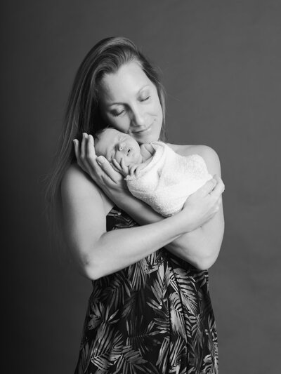 Bébé à Bordeaux au Studio, cadrage serré sur le visage  avec ces parents heureux set ouriants