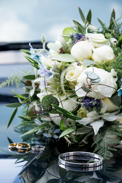 Close-up van ringen en boeket Bruiloft door Sietsanne Fotografie