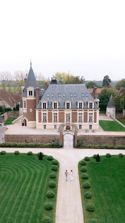 Photo au drone du Château de Bonaventure avec les mariés, mariage de luxe à Paris