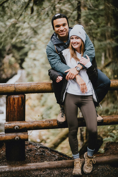 engagement photos in seattle at alki beach