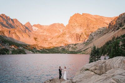 Celebrate your love story with anniversary photos that capture the joy and intimacy of your relationship. Samantha Immer Photography's personalized and meaningful approach ensures your memories last a lifetime.