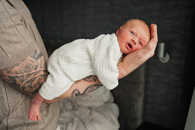 baby in hand van vader