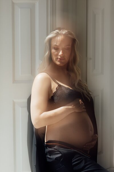 Zwangerschapsshoot daglicht studio Mae Maison Veghel door Linda Photography