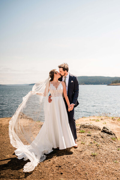 Couple kissing at Lakedale Resort