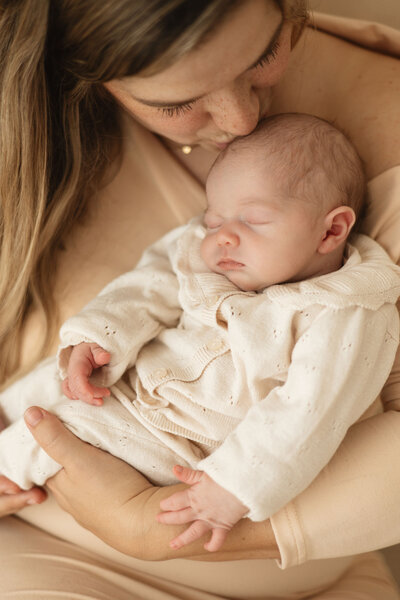 Newborn fotografie in daglicht studio door Maud van den Heuvel Photography