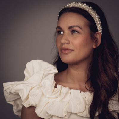 Portret model donker haar.