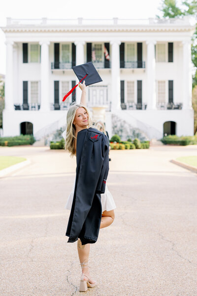 Tuscaloosa Grad Photographer Maddie Moore captures grad in front of the President's Mansion