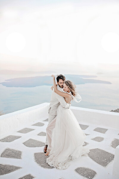 santorini-sinset-couple-dance