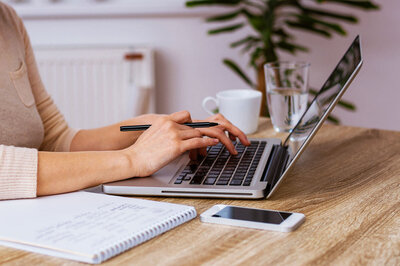 Blog-LinkBuildingStrategies-Rankings-Woman-Laptop