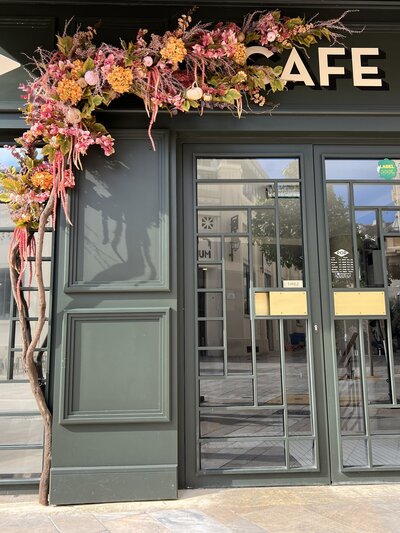 Devanture café décor fleuri