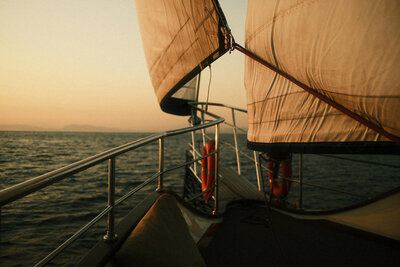 Nahaufnahme 2 Vorsegel bei Sonnenuntergang mit Wind von Steuerbord