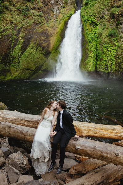 Couple saying their vows on the Oregon coast 