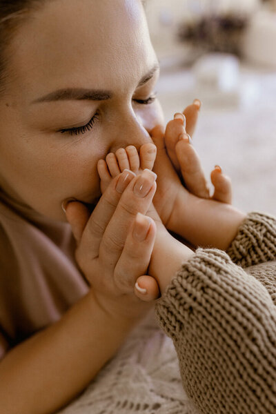 las-vegas-newborn-mother-kissing-toes