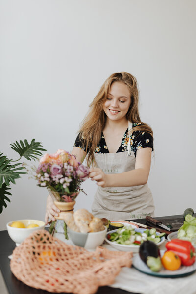 kaboompics_teen-girl-with-a-bouquet-of-flowers-15953