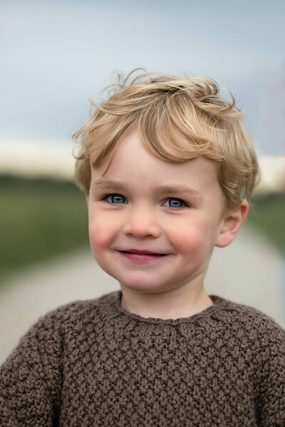Zwangere vrouw in elegante pose tijdens een intieme zwangerschapsfotoshoot bij Studio 2Shoot in Eijsden.