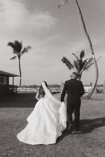 bride and groom in hawaii
