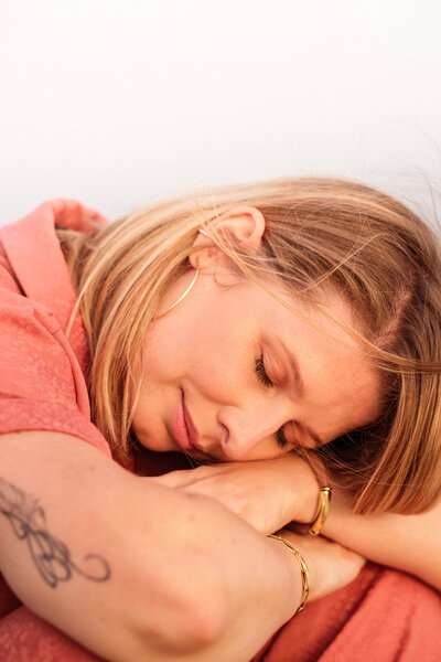 Femme souriante solaire heureuse devant ciel bleu